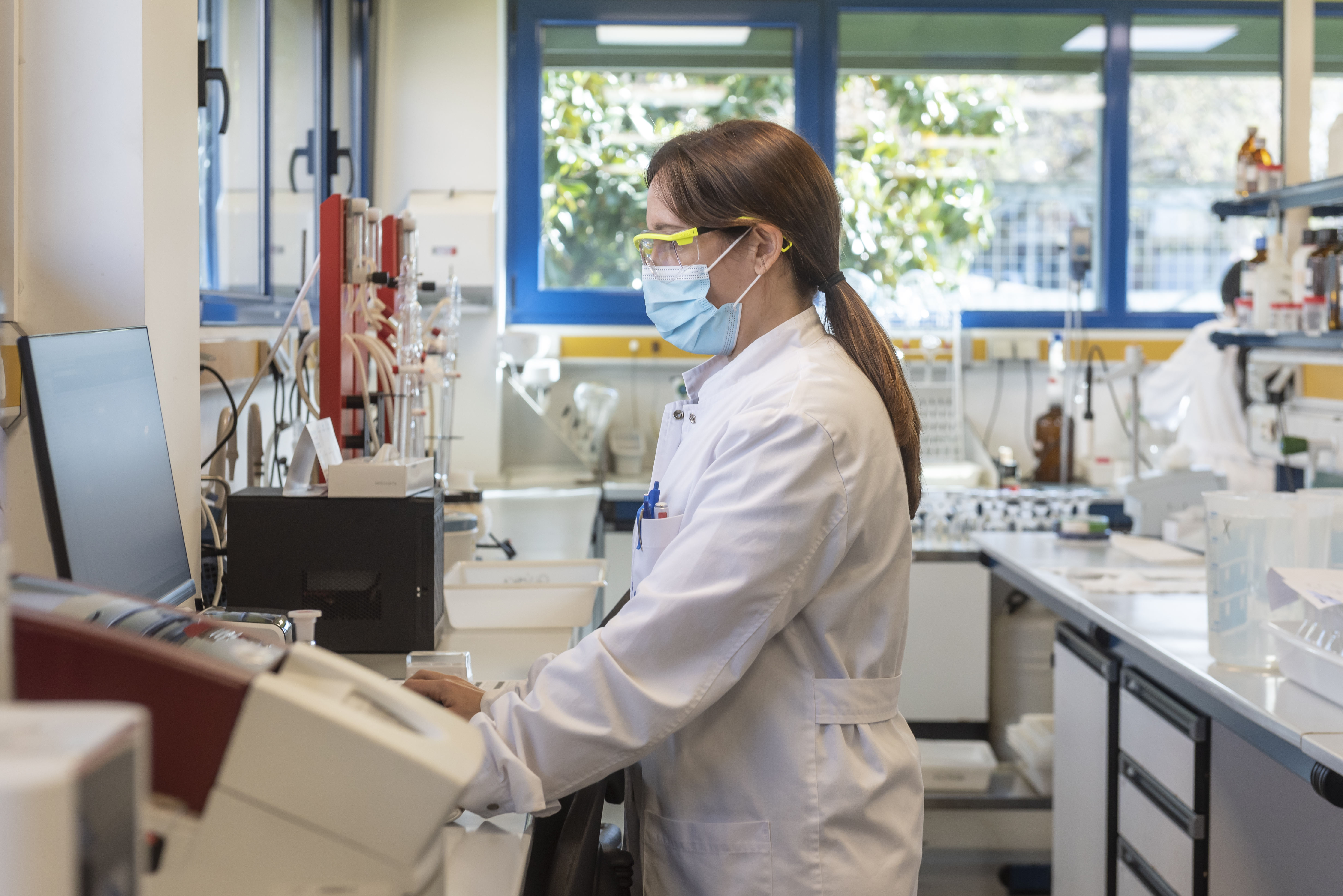 TReballadora del laboratori d'Aigües de Mataró fent servir un aparell de precisió